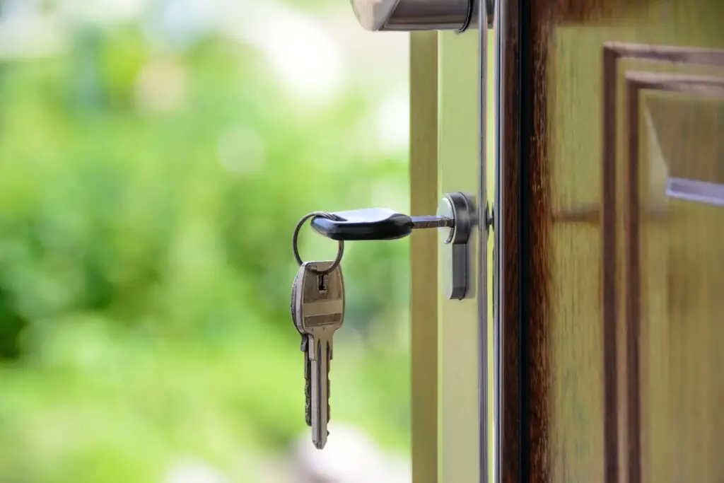 Open Air Homes Invites You to Relocate Slowly: Embracing Intentional Moves in the Age of Flexibility 1 Close-up of a key in a door lock – Open Air Homes.