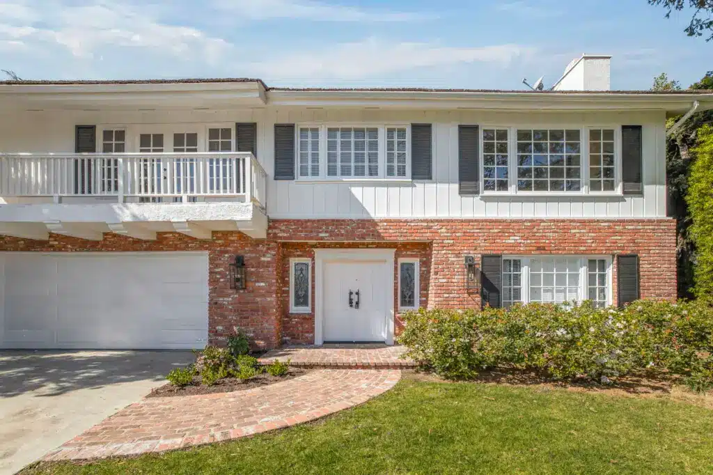 Monthly Rental in Pacific Palisades: Coastal Luxury for 30-Day+ Stays 63 Monthly Rental in Pacific Palisades - Exterior view of Pacific Palisades monthly rental with brick and white facade.