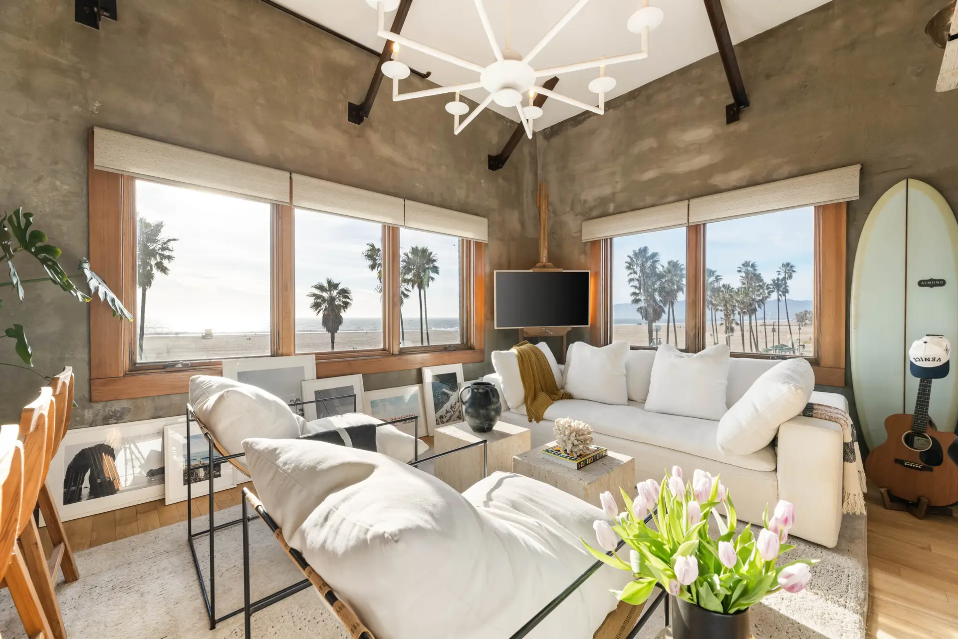 Monthly rental on Venice Beach boardwalk - Venice Beachfront Artist Loft living room with boardwalk view – Open Air Homes