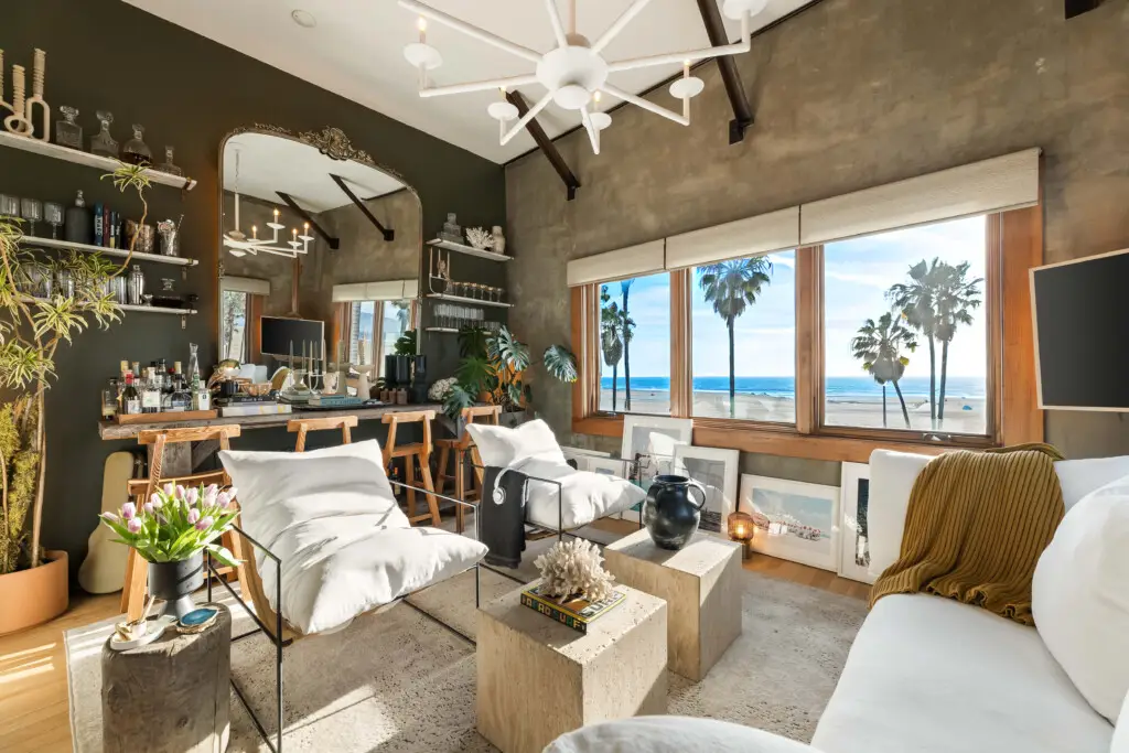 Monthly rental on Venice Beach boardwalk with ocean views 1 Monthly rental on Venice Beach boardwalk - Living room with ocean view in Venice Beachfront Artist Loft – Open Air Homes